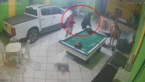 Dupla em motocicleta invade bar em cidade de MT e executa dois jovens a tiros; veja vídeo