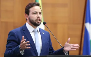 Ex-deputado questiona presença de aluna trans em banheiro feminino
