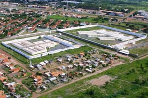 Advogada é presa ao ser flagrada tentando entrar com bebida alcoólica na PCE em Cuiabá