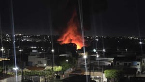 Incêndio de grandes proporções destrói empresa de reciclagem em Cuiabá e provoca explosões