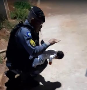 PM salva vida de recém-nascida que se engasgou durante amamentação
