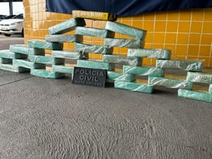 Motorista e ajudante são presos transportando pasta base de cocaína em caminhão frigorífico