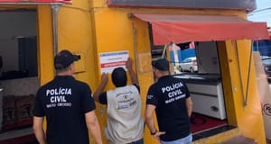 Operação flagra carne no chão e interdita açougue por falta de higiene em Cuiabá
