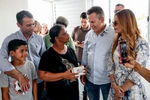 MT entrega casas para famílias em situação de vulnerabilidade e contemplada celebra conquista