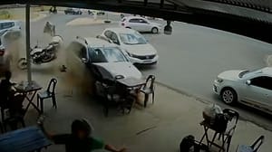 Vídeo mostra carro desgovernado invadindo sorveteria em Cuiabá; cliente escapa por pouco