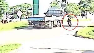 Câmera flagra momento em que motociclista é atropelada por caminhão na BR-163