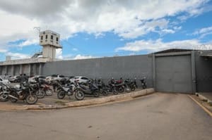 Preso finge passar mal dentro da cela, tenta fugir da PCE e leva tiro no pé