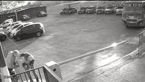 Câmera flagra policiais  salvando bebê de 2 anos engasgada em Cuiabá