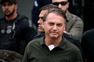 Preso pela PF, Bolsonaro passa por audiência de custódia neste domingo