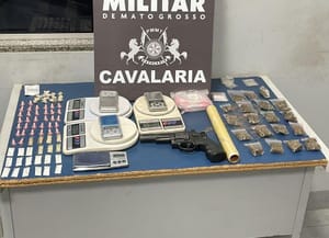 Cavalaria da PM prende dois faccionados e apreende arma de fogo e 89 porções de drogas