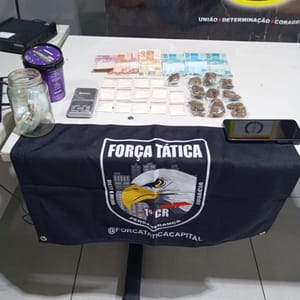 Força Tática prende homem por tráfico e apreende porções de cocaína e maconha