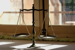 Criminoso que tentou matar ex a facadas depois de derrubá-la de moto é condenado a 16 anos