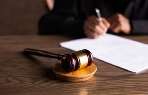 Justiça reconhece descontos indevidos e converte cartão consignado em empréstimo comum