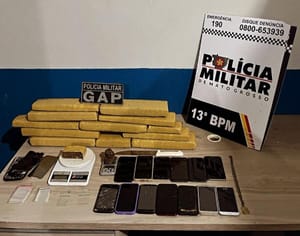 PM prende quatro faccionados por tráfico de drogas e apreende 10 tabletes de maconha