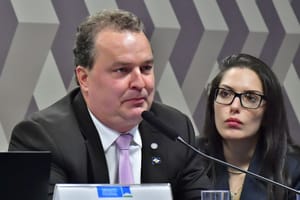 Max aciona a Procuradoria da AL em defesa de Janaina após ameaças de servidor