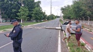 Mulher é socorrida ao bater veículo e derrubar poste em avenida de Várzea Grande