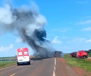 Carreta que transportava lama asfáltica tomba e é destruída pelo fogo em rodovia estadual