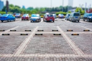 Supermercado é condenado a indenizar idosa em R$ 10 mil por furto em estacionamento