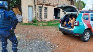 Dois homens são preso por tráfico de drogas na avenida Castelo Branco em VG