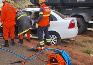 Casal morre em grave acidente entre carro de passeio e carreta em rodovia estadual