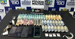 Polícia Militar prende dois traficantes com dinheiro e cocaína