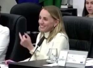 Vereadora pede desculpas por gesto obsceno e diz que episódio servirá de aprendizado