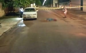 Jovem de 25 anos é assassinado com golpes de faca no meio da rua em MT