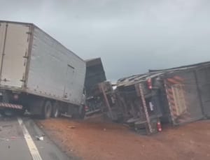 Acidente entre caminhão e carreta deixa uma pessoa morta na rodovia BR-163
