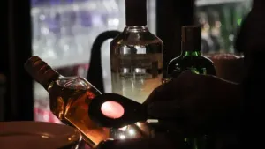 Sogra e genro são internados após beberem whisky com suspeita de metanol; mulher perde parte da visão