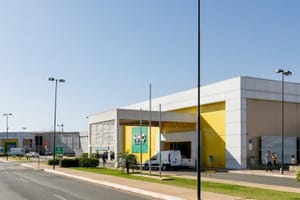 Idoso morre em hospital após ser encontrado esfaqueado dentro de casa em Cuiabá