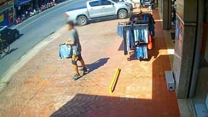 Tornozelado é preso após furtar roupas femininas expostas em loja no centro