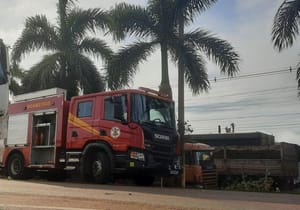 Homem é resgatado preso em ferragens após acidente entre carreta e caminhão na BR-070