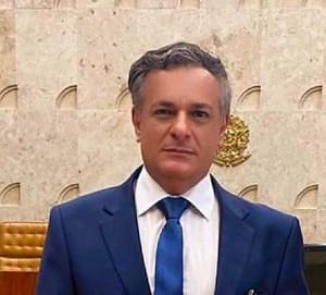 Quando se fere o advogado, compromete-se a Justiça