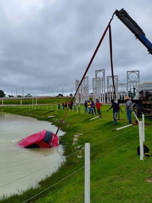 Motorista erra manobra ao tentar estacionar e carro cai em lago em cidade de MT