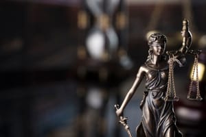 Homem que tentou matar ex-mulher com facada no pescoço é  condenado a 14 anos de prisão