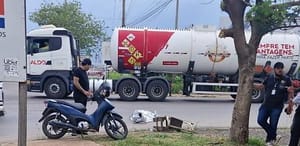 Mulher de 56 anos morre em acidente entre moto e caminhão em Cuiabá; motorista foge
