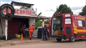 Homem é baleado na cabeça dentro de borracharia por dupla em motocicleta