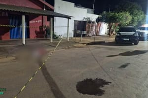 Motociclista mata homem a tiros e deixa mulher ferida em frente a bar em MT