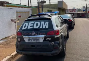 Homem é preso por descumprir medidas protetivas e ameaçar a mãe por se separar do pai em Cuiabá