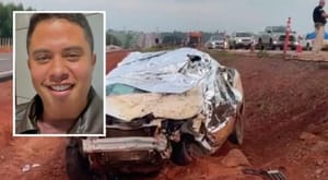 Jovem de 23 anos morre após picape bater na traseira de carro na rodovia BR-163