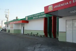 Adolescente de 15 anos é baleado por motociclista em frente à escola em Várzea Grande