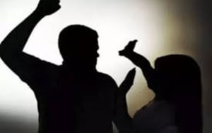 Motorista de aplicativo agride e ameaça matar esposa na frente da filha após crise de ciúme