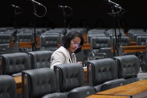 Deputada impõe freios ao stalking judicial e amplia direitos das mães na política