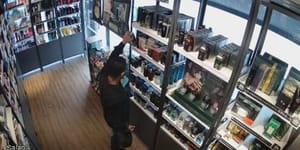 PC prende ladrão de loja de perfumes e mulher por receptação de produtos