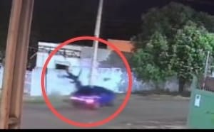 Entregador em moto morre após ser atingido por carro conduzido por motorista embriagado; vídeo