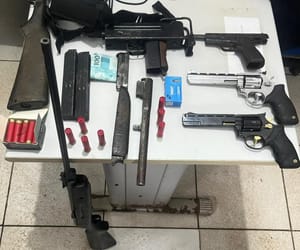 PM prende dois faccionados em flagrante com submetralhadora, revólveres e pistola em MT