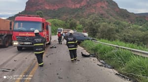 Motorista de carreta fica gravemente ferido após  acidente envolvendo outros três veículos