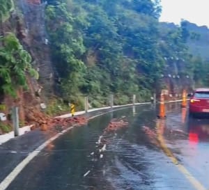 Região do Portão do Inferno tem deslizamento de terra devido as chuvas e trânsito é interrompido