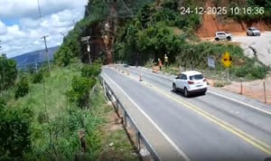 Trânsito é liberado em duas pistas após vistoria e limpeza da área do Portão do Inferno