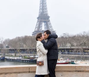 Luís Antônio Mendes e Maria Eduarda Fornari celebram pedido de noivado na Torre Eiffel